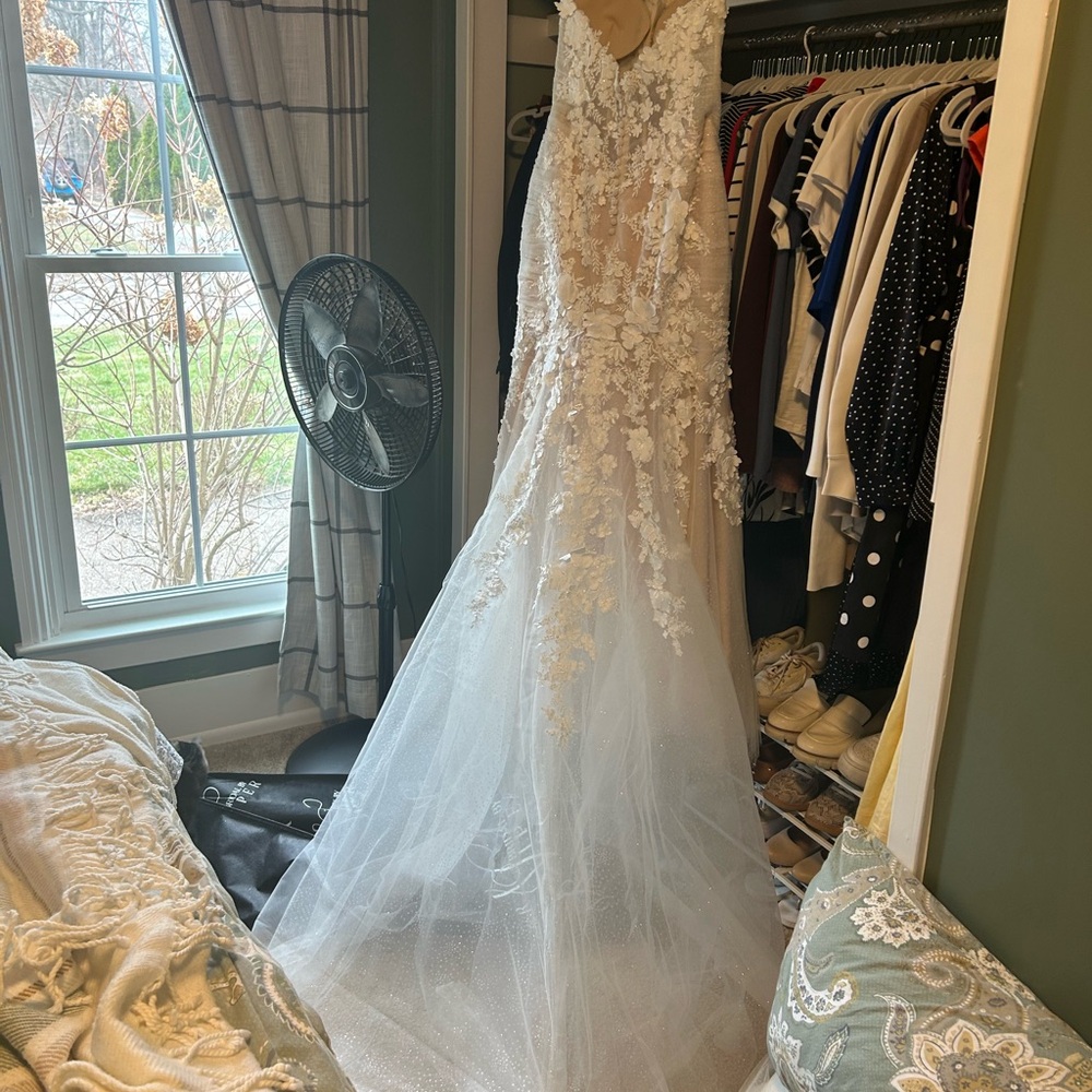 Ivory Lace Appliqué Tulle Wedding Gown